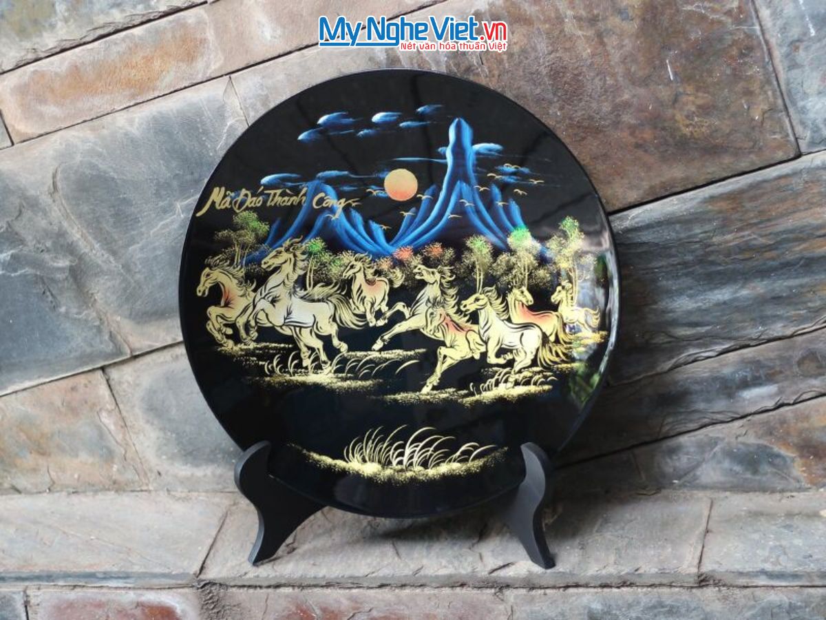 Tranh đĩa sơn mài mã đáo thành công ( 8 ngựa ) đắp nổi D35 MNV-TD358