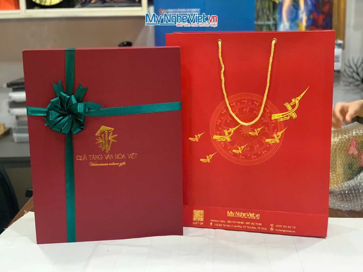 Tranh Sơn Mài Hoa Sen Vàng Đắp Nổi Và Hộp Quà Tặng Cao Cấp TSMDH2838-2.1