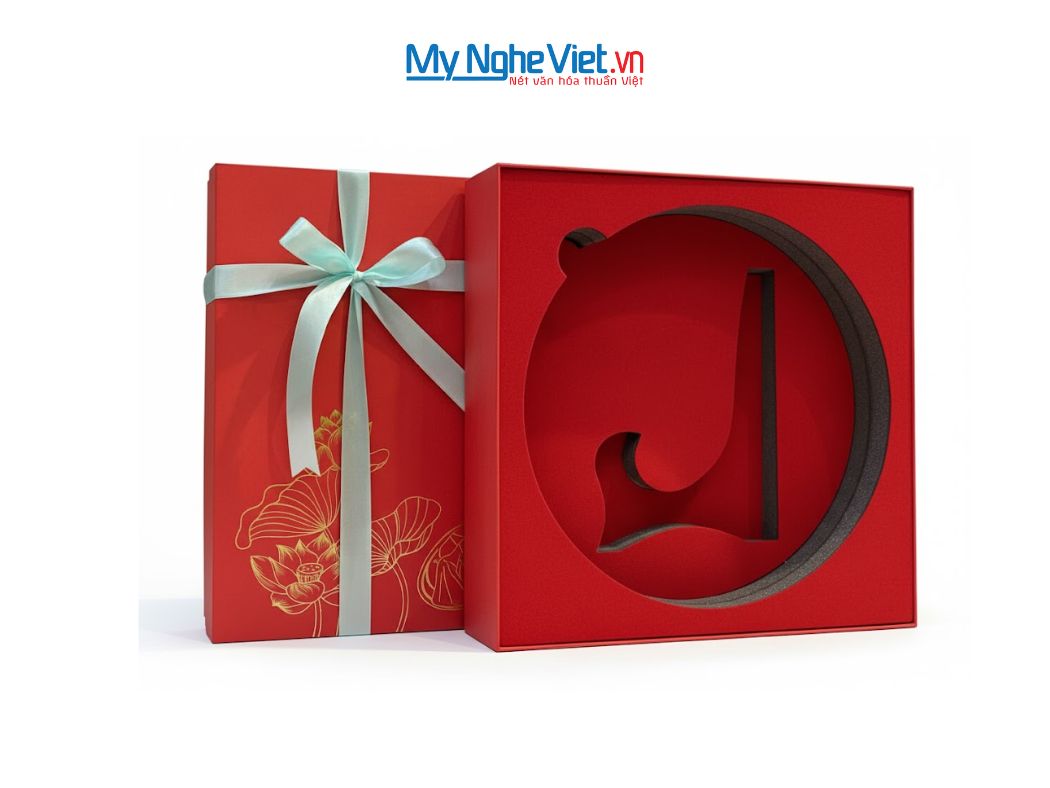 Tranh đĩa sơn mài hoa sen đắp nổi nền đỏ và hộp quà tặng cao cấp CBTD25-3