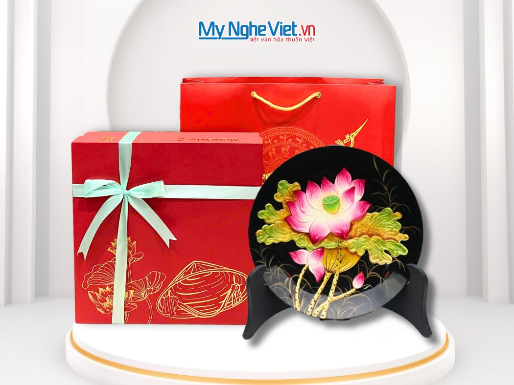 Tranh đĩa sơn mài hoa sen đắp nổi nền đen và hộp quà tặng cao cấp CBTD25-3