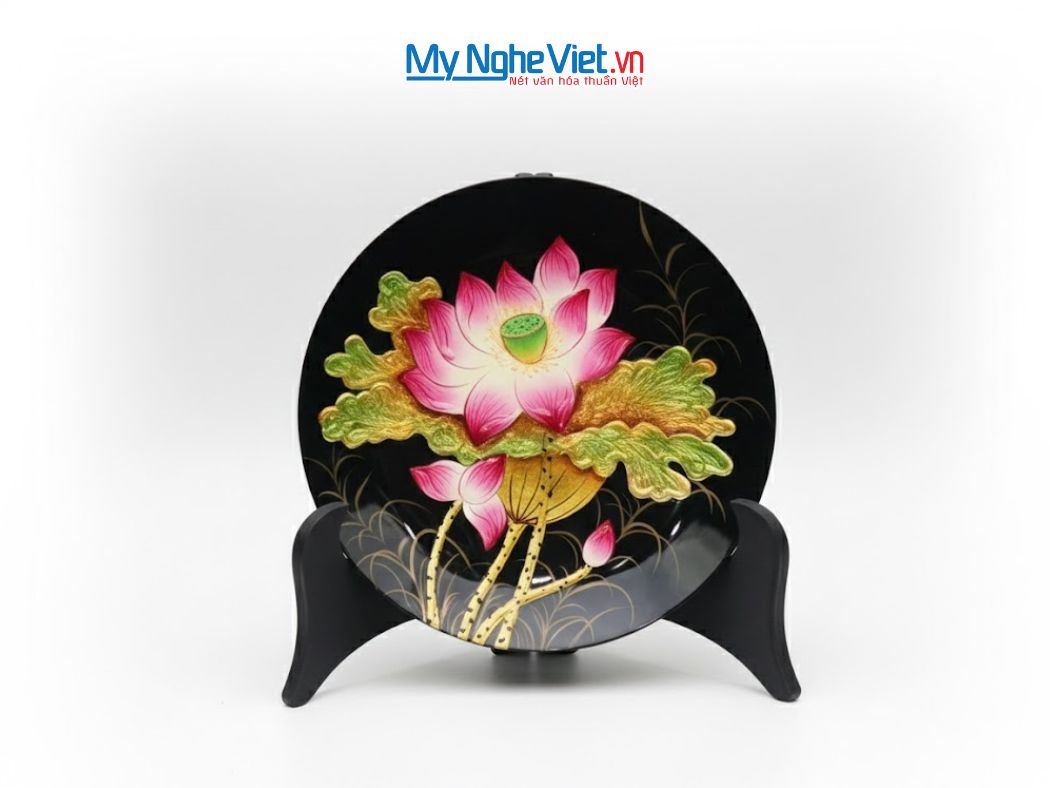 Tranh đĩa sơn mài hoa sen đắp nổi nền đen và hộp quà tặng cao cấp CBTD25-3