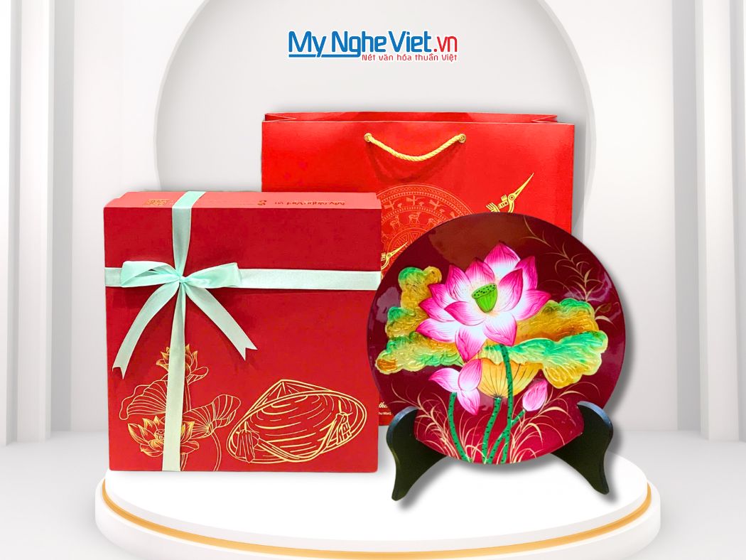 Tranh đĩa sơn mài hoa sen đắp nổi nền đỏ và hộp quà tặng cao cấp CBTD25-3