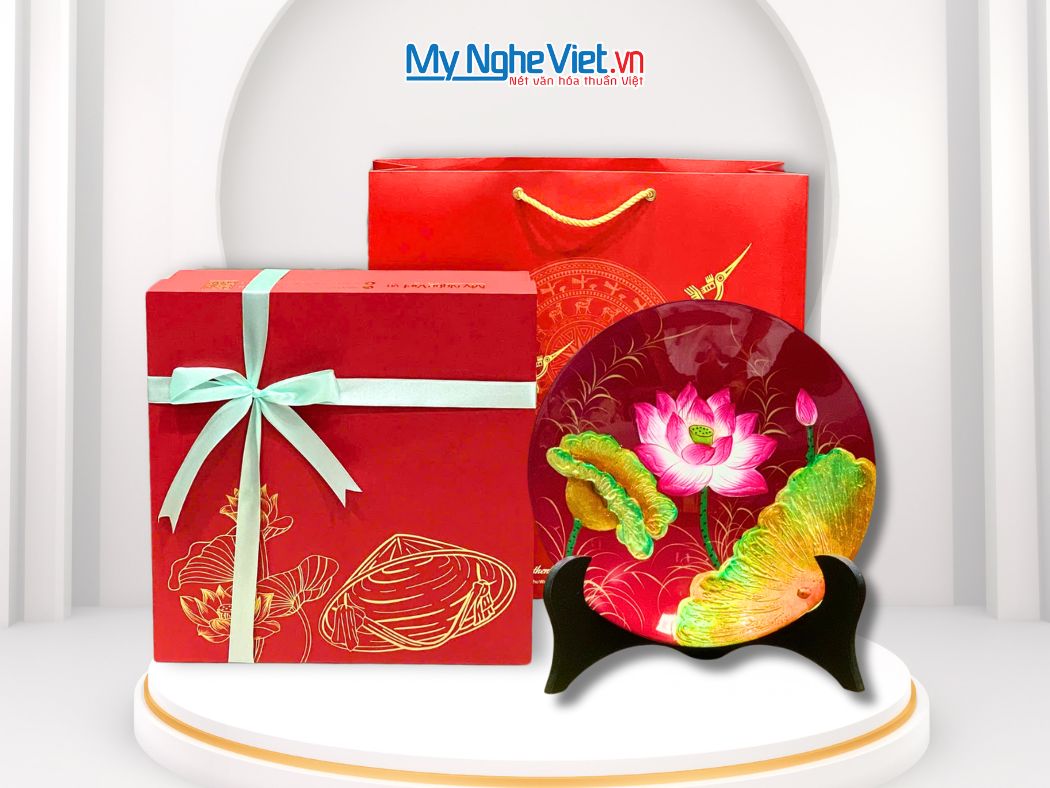 Tranh đĩa sơn mài hoa sen đắp nổi nền đỏ và hộp quà tặng cao cấp CBTD25-3