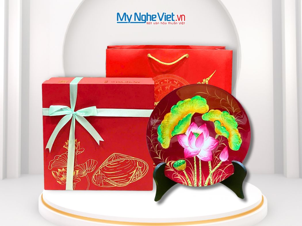 Tranh đĩa sơn mài hoa sen đắp nổi nền đỏ và hộp quà tặng cao cấp CBTD25-3