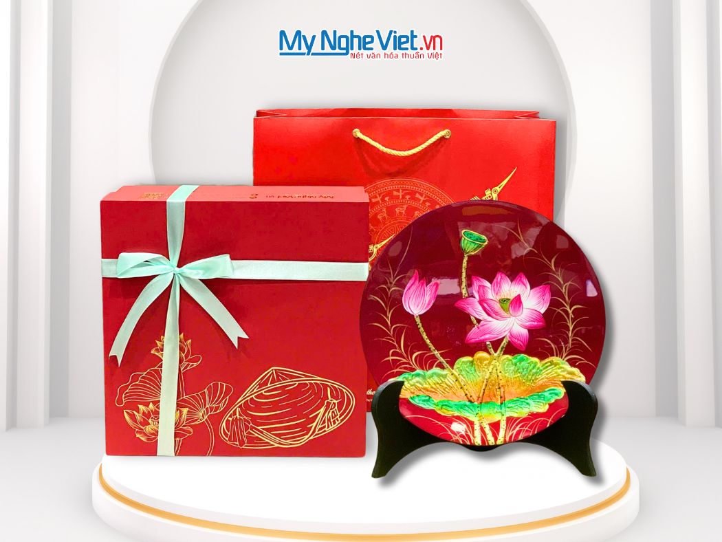 Tranh đĩa sơn mài hoa sen đắp nổi nền đỏ và hộp quà tặng cao cấp CBTD25-3