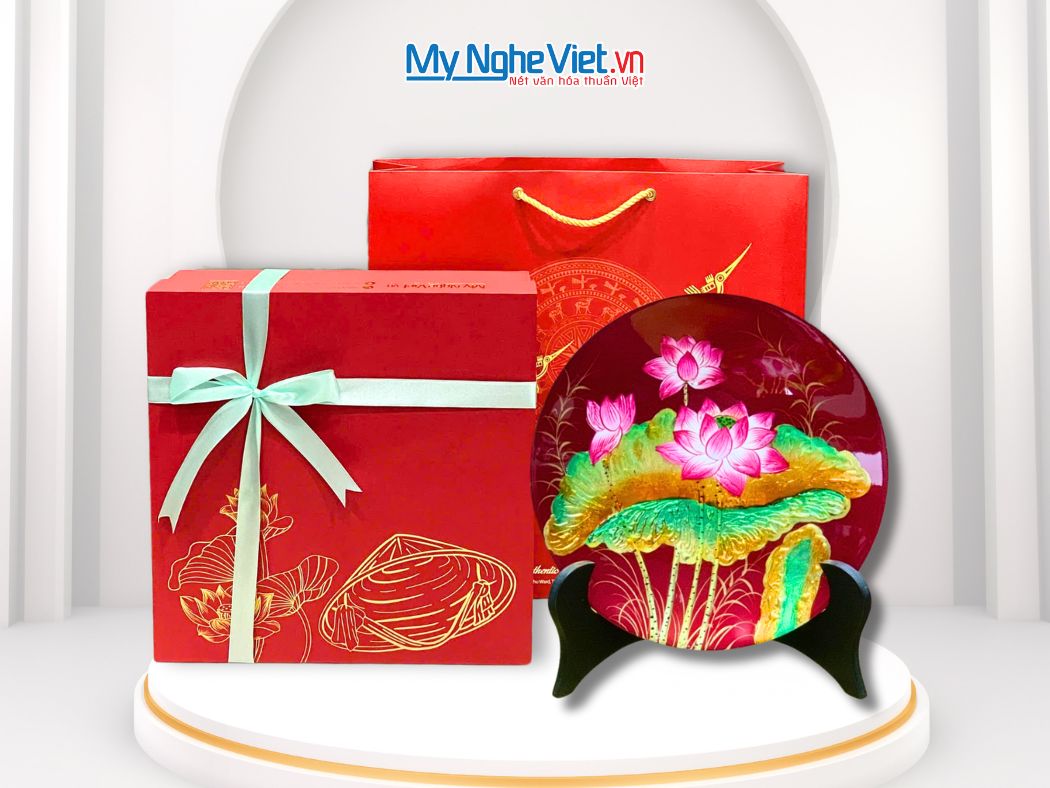 Tranh đĩa sơn mài hoa sen đắp nổi nền đỏ và hộp quà tặng cao cấp CBTD25-3