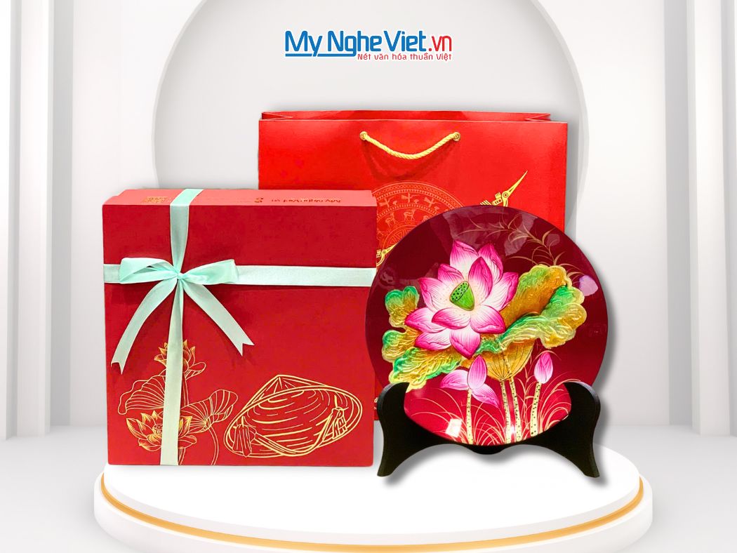 Tranh đĩa sơn mài hoa sen đắp nổi nền đỏ và hộp quà tặng cao cấp CBTD25-3