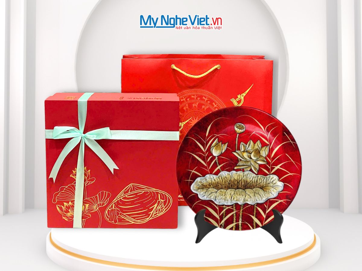 Tranh đĩa sơn mài hoa sen đắp nổi nền đỏ dát lá vàng (nhiều mẫu) và hộp quà tặng cao cấp CBTD30SV/1