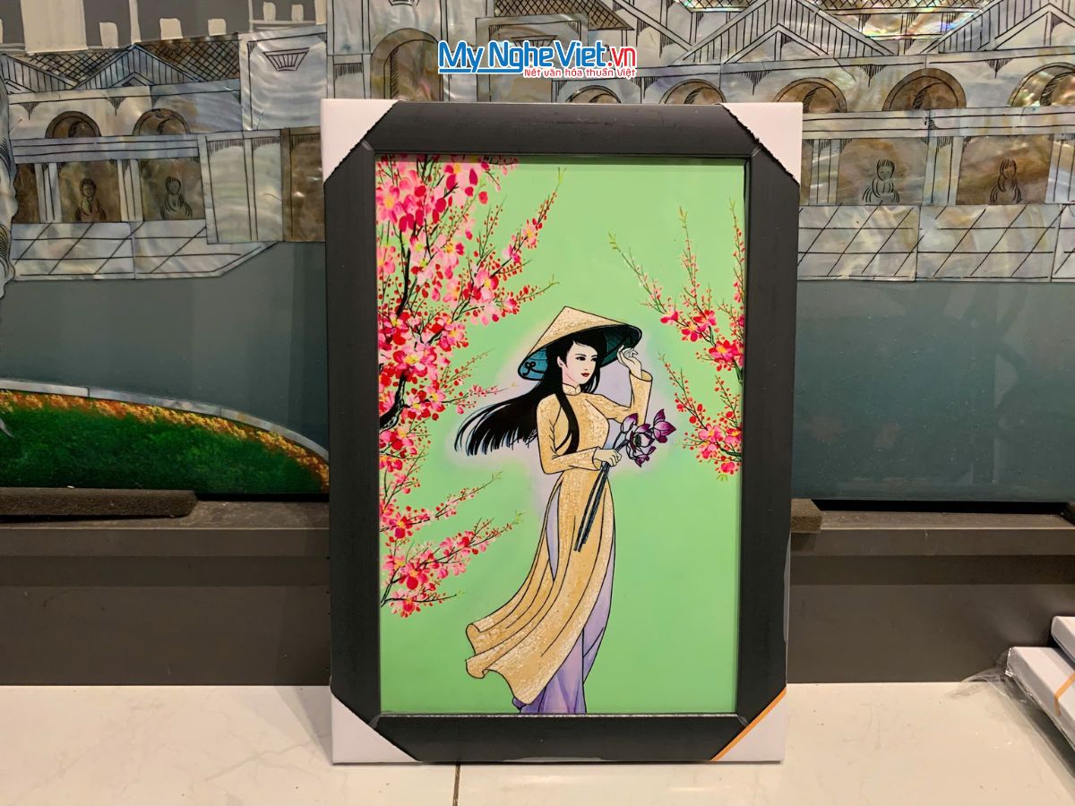 Bộ tranh sơn mài cô gái áo dài và khung đen TSM20302/khung