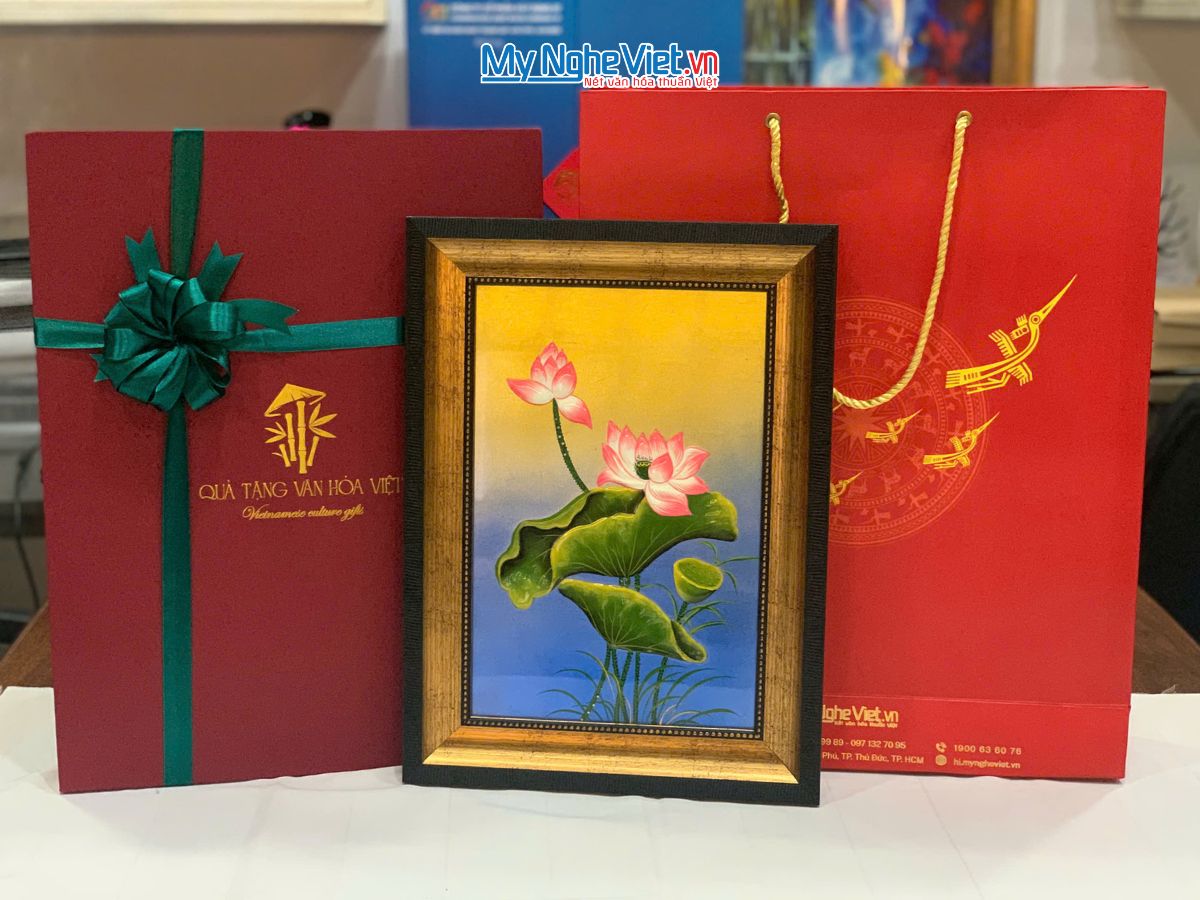 Tranh Sơn Mài Hoa Sen Vàng Đắp Nổi Và Hộp Quà Tặng Cao Cấp TSMDH2838-2.1