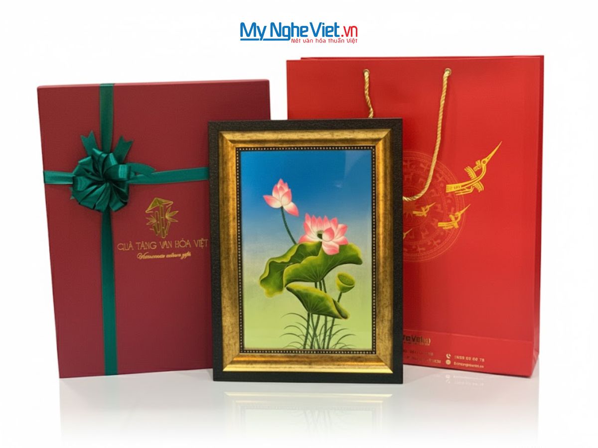 Tranh Sơn Mài Hoa Sen Nền Xanh Đắp Nổi Và Hộp Quà Tặng Cao Cấp TSMDH2838-1.1