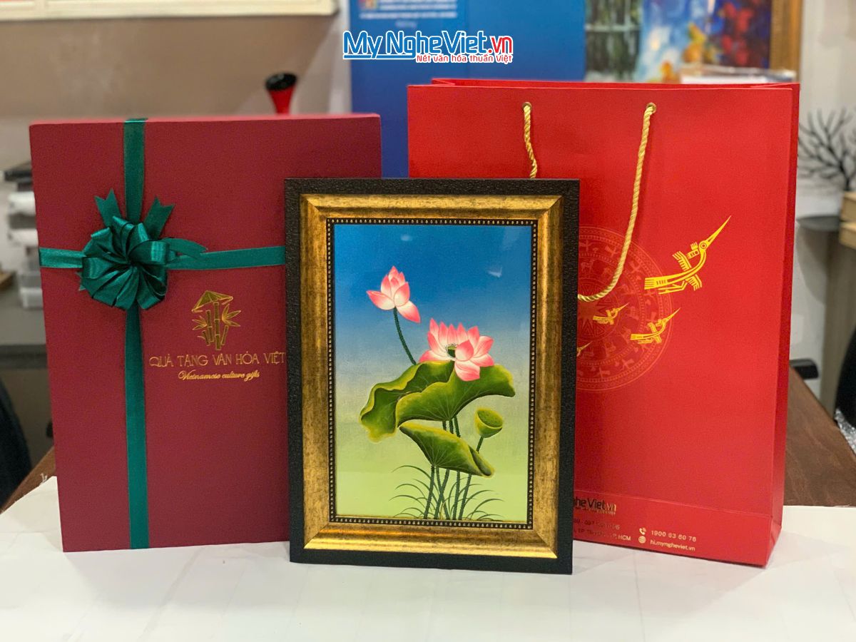 Tranh Sơn Mài Hoa Sen Nền Xanh Đắp Nổi Và Hộp Quà Tặng Cao Cấp TSMDH2838-1.1