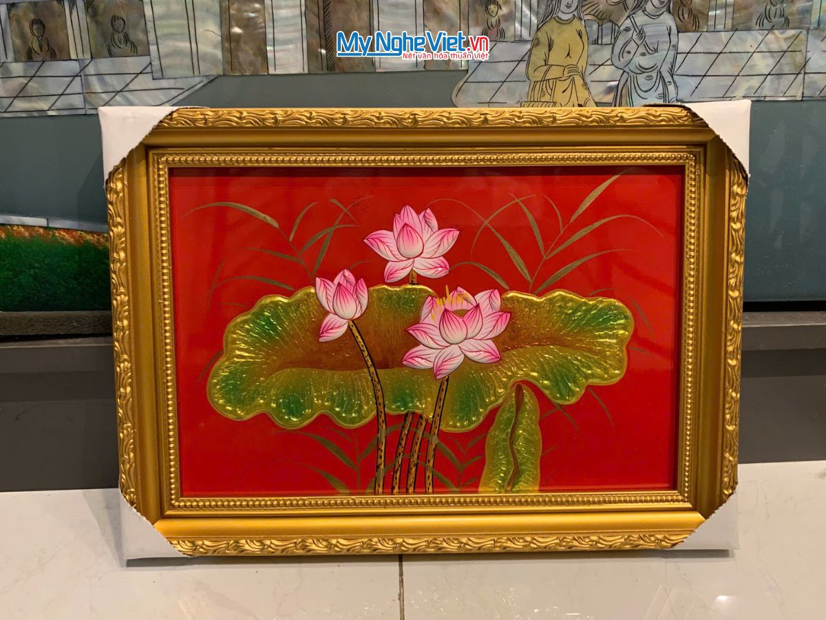 Bộ tranh sơn mài hoa sen nền đỏ và khung vàng TSM20304/khung