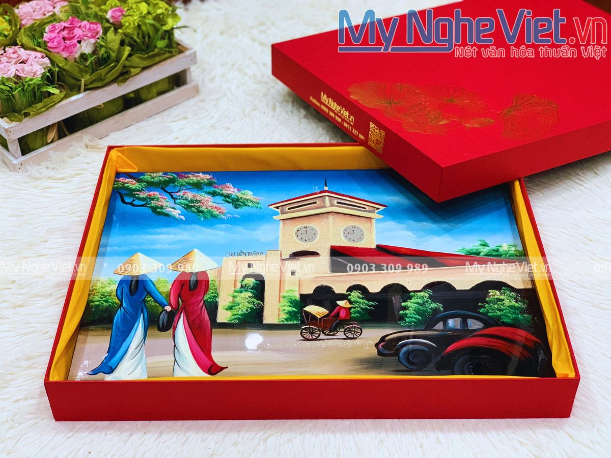 Tranh Sơn Mài Chợ Bến Thành 30x40 TSM34-TT + hộp mỹ thuật ép kim lót lụa