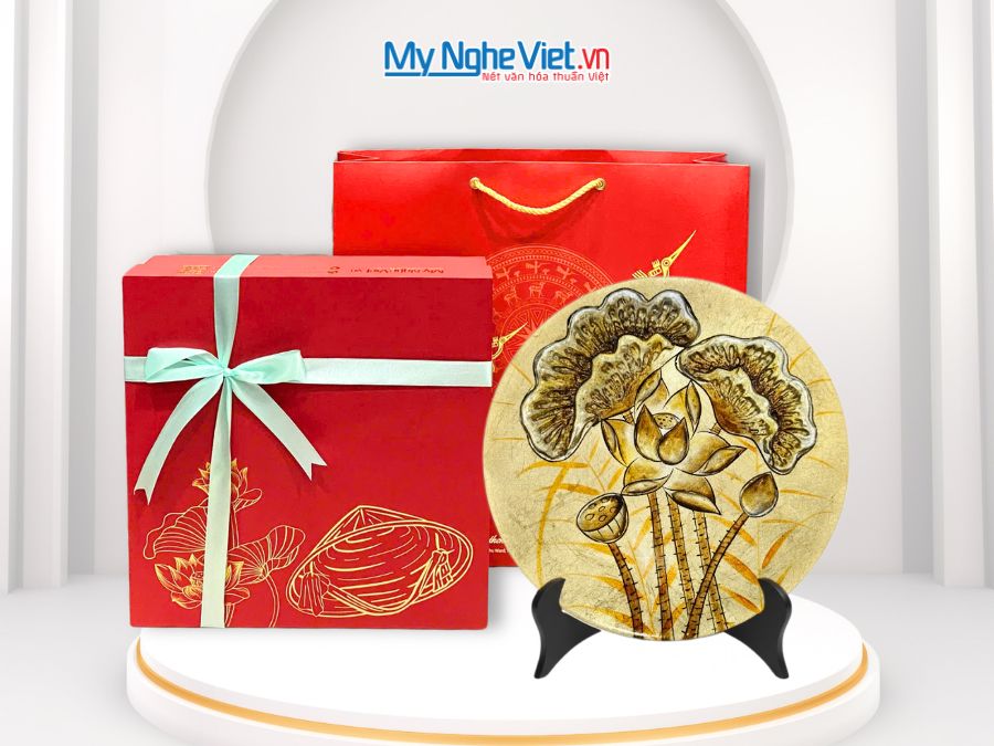 Tranh đĩa sơn mài hoa sen đắp nổi nền vàng TD30SV/2