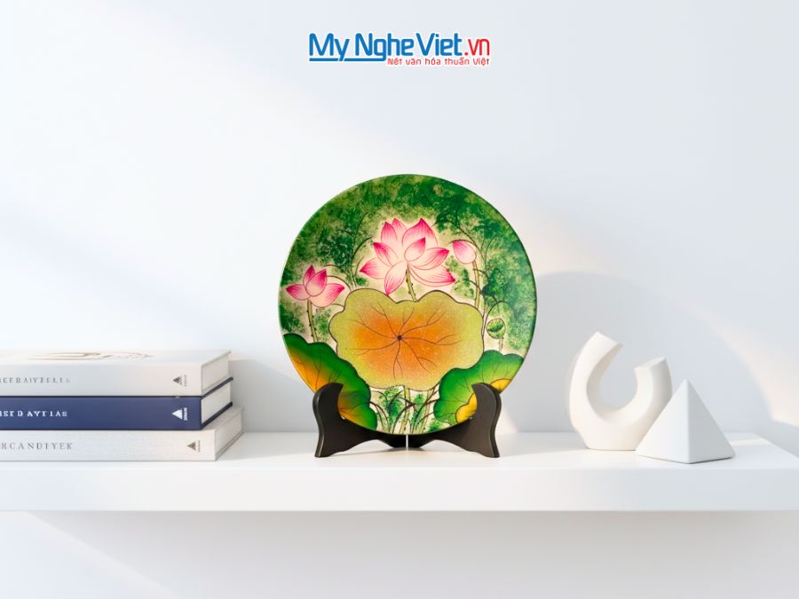 Tranh đĩa sơn mài hoa sen nền xanh lá D25 TD25-TBL15