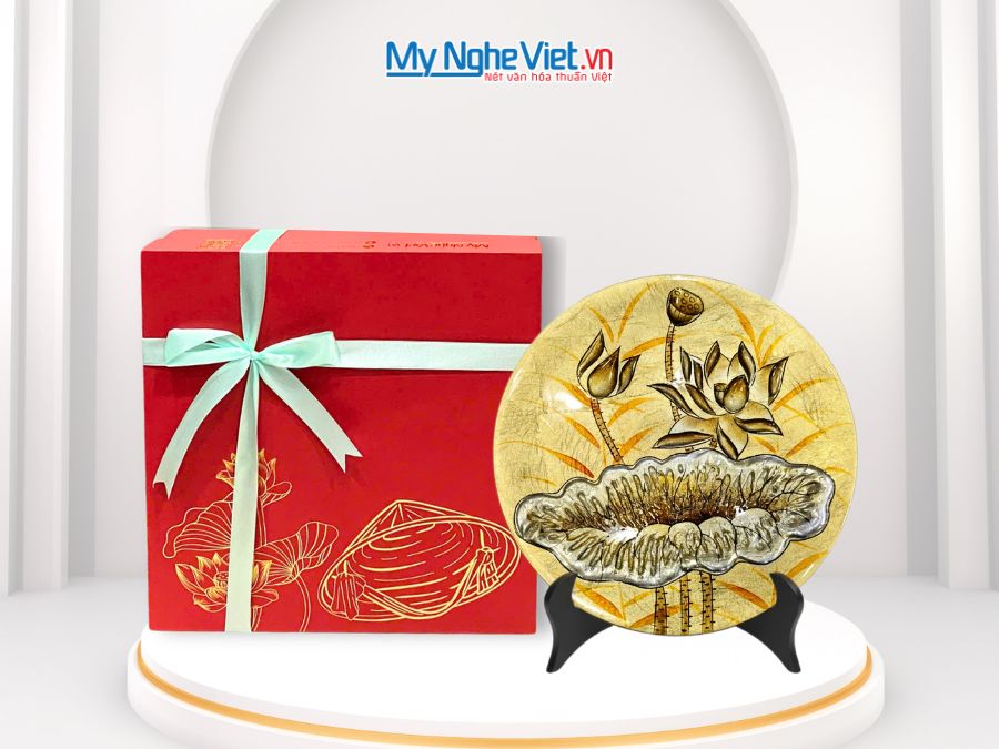 Tranh đĩa sơn mài hoa sen đắp nổi dát lá vàng và hộp quà tặng cao cấp CBTD20SV/1-2