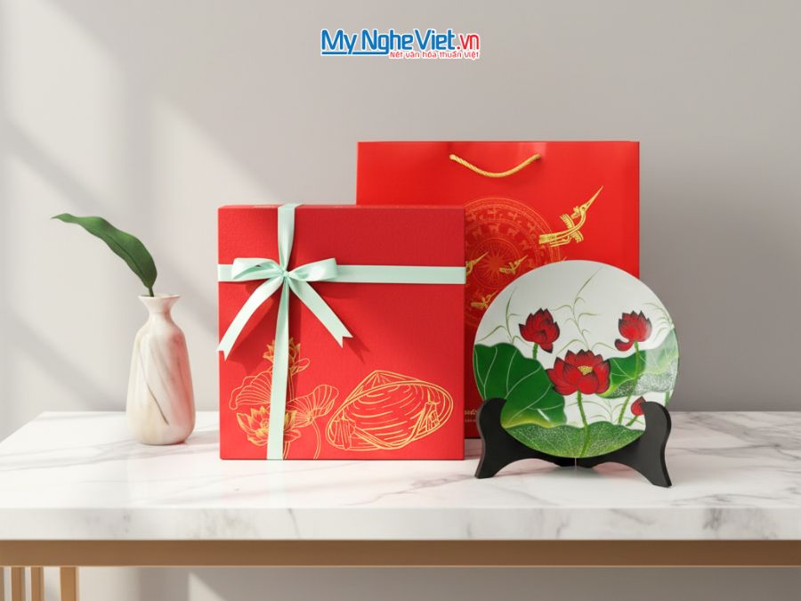 Tranh dĩa sơn mài hoa sen nền trắng và hộp quà tặng cao cấp TD25-TBL5 