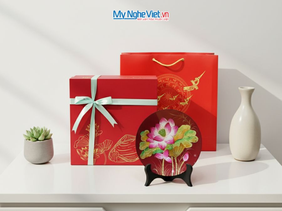 Tranh đĩa sơn mài vẽ tay hoa sen (nền đỏ) D25 TD25-3