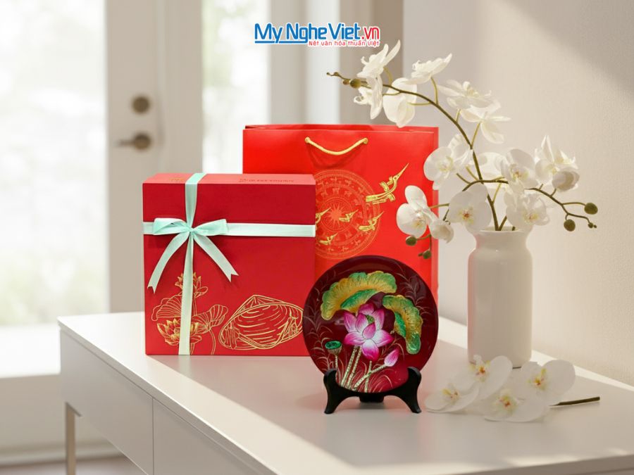 Tranh đĩa sơn mài vẽ tay hoa sen (nền đỏ) D30 TD25-3