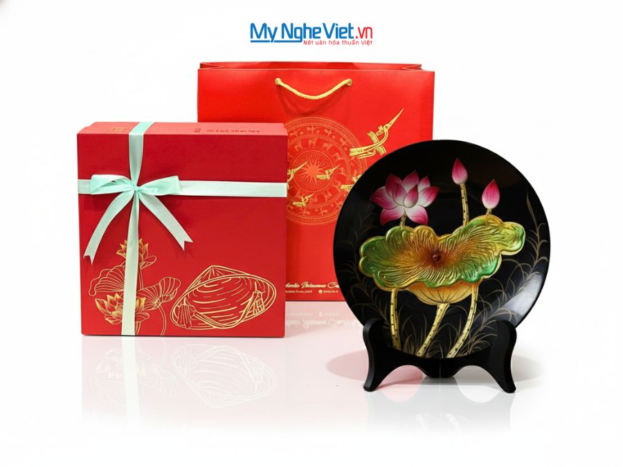 Tranh đĩa sơn mài vẽ tay hoa sen (nền đen) D30 TD25-3