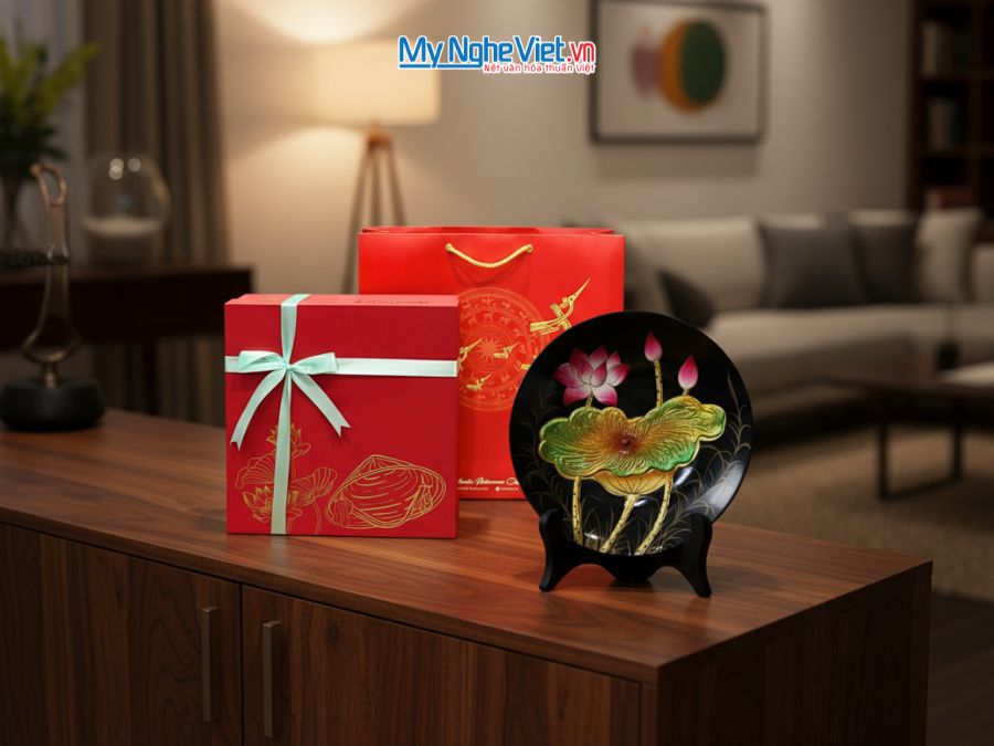 Tranh đĩa sơn mài vẽ tay hoa sen (nền đen) D30 TD25-3