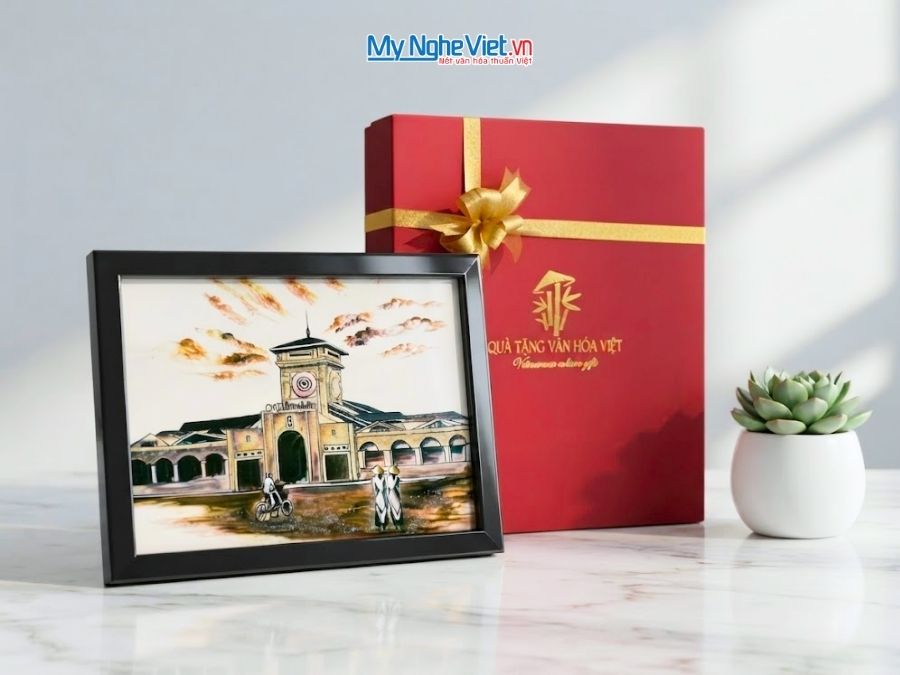 Tranh sơn mài Chợ Bến Thành nền trắng 35x45cm TSM3545-1.6