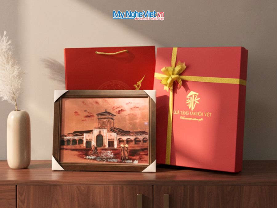 Tranh sơn mài dát vàng vẽ chợ Bến Thành 35x45cm TSM3545-1.5/2