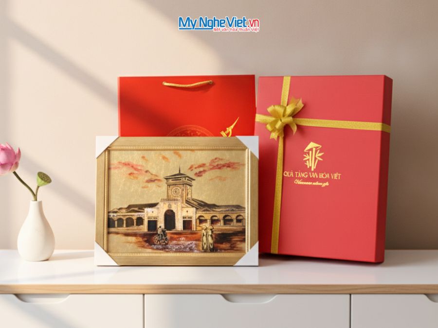 Tranh sơn mài dát vàng vẽ chợ Bến Thành 35x45cm TSM3545-1.5/3