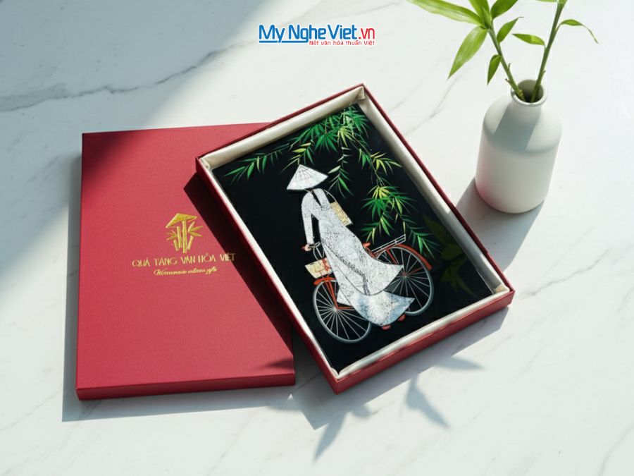Tranh sơn mài cô gái xe đạp cẩn trứng nổi TSM23TB