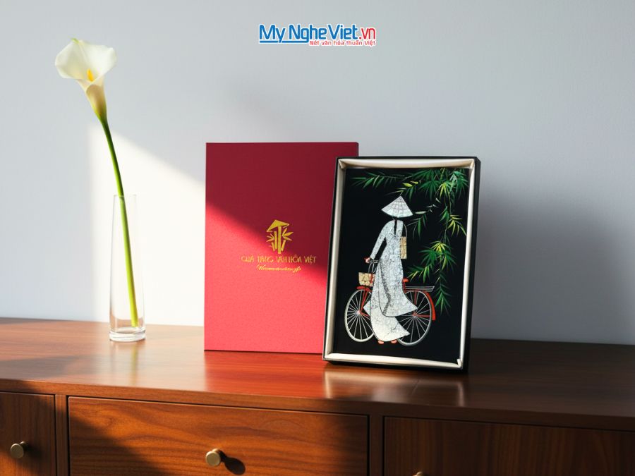 Tranh sơn mài cô gái xe đạp cẩn trứng nổi TSM23TB