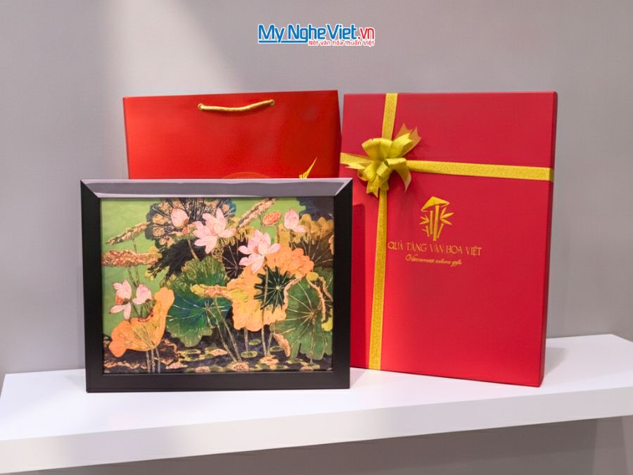 Tranh sơn mài vẽ hoa sen có khung 35x45cm TSM3545-1.11