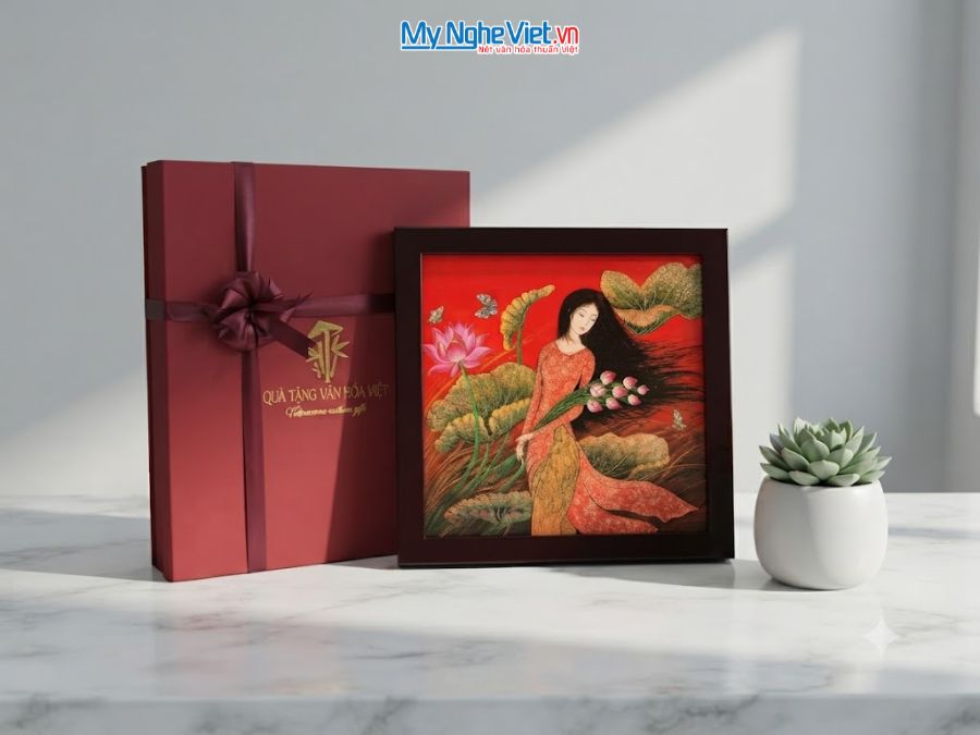 Tranh sơn mài cô gái 35x35cm TBL019