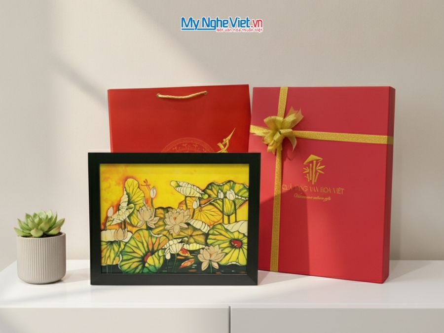 Tranh sơn mài vẽ hoa sen có khung 35x45cm TBL34/17K3-11