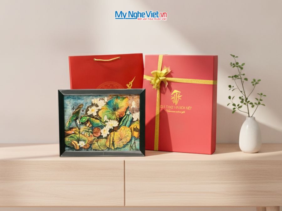 Tranh sơn mài vẽ hoa sen có khung 35x45cm TBL34/17K3-1