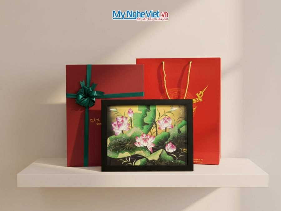 Tranh Sơn Mài Hoa Sen Và Hộp Quà Tặng Cao Cấp TBL34/17K3-10