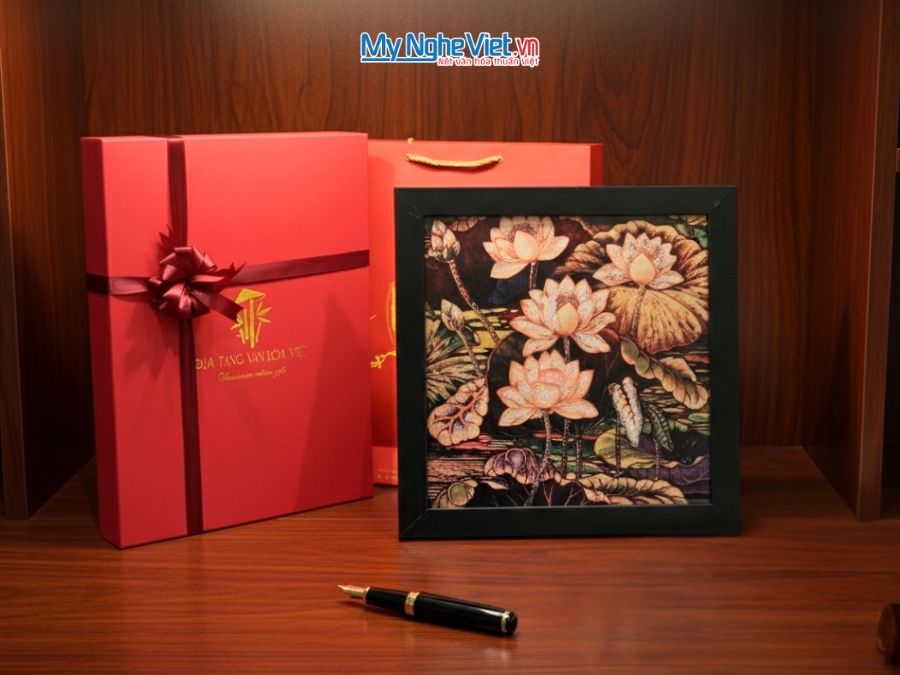 Tranh sơn mài hoa sen cao cấp nền xanh 35x35 MNV-TSM3535/3