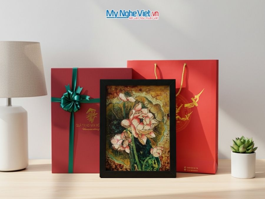 Tranh Sơn Mài Hoa Sen Và Hộp Quà Tặng Cao Cấp TBL34/17K3-9