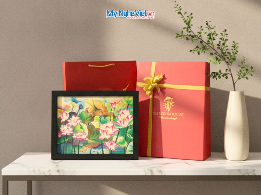 Tranh sơn mài vẽ hoa sen có khung 35x45cm TSM3545-1.10