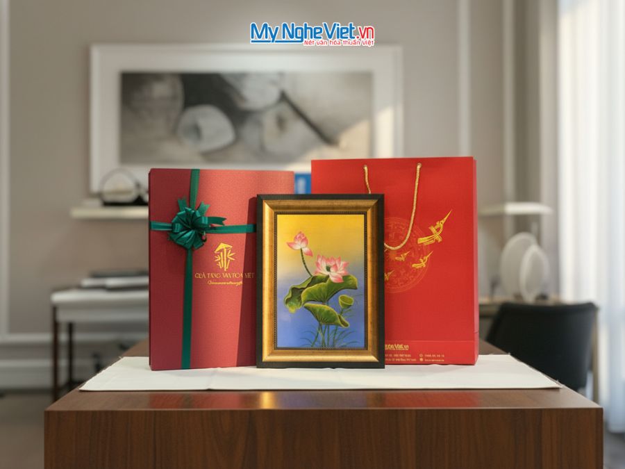 Tranh Sơn Mài Hoa Sen Vàng Đắp Nổi Và Hộp Quà Tặng Cao Cấp TSMDH2838-2.1