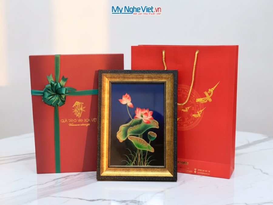 Tranh Sơn Mài Hoa Sen Vàng Đắp Nổi Và Hộp Quà Tặng Cao Cấp TSMDH2838-2.3