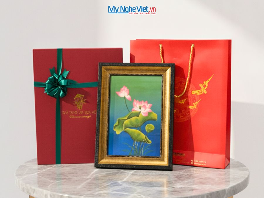Tranh Sơn Mài Hoa Sen Vàng Đắp Nổi Và Hộp Quà Tặng Cao Cấp TSMDH2838-2.2