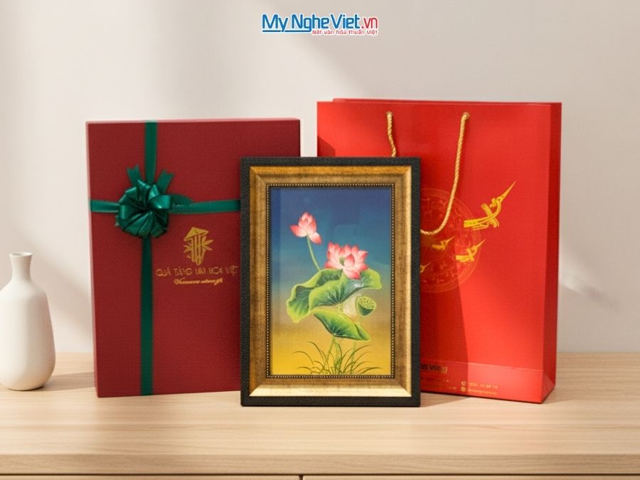 Tranh Sơn Mài Hoa Sen Vàng Đắp Nổi Và Hộp Quà Tặng Cao Cấp TSMDH2838-2.4