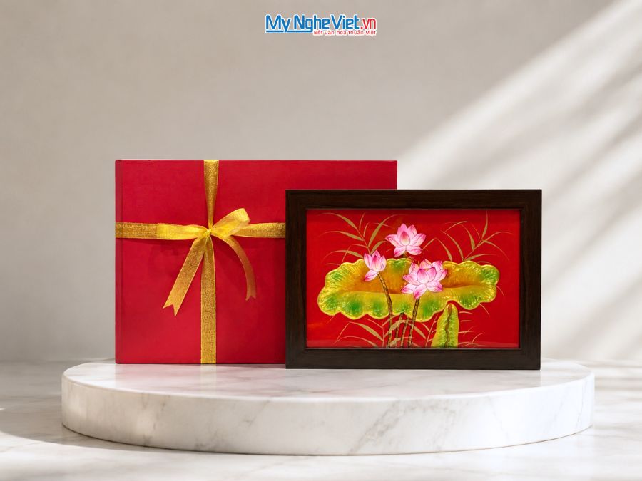 Tranh Sơn Mài Hoa Sen Đắp Nổi Nền Đỏ 25x35cm TSM236/1