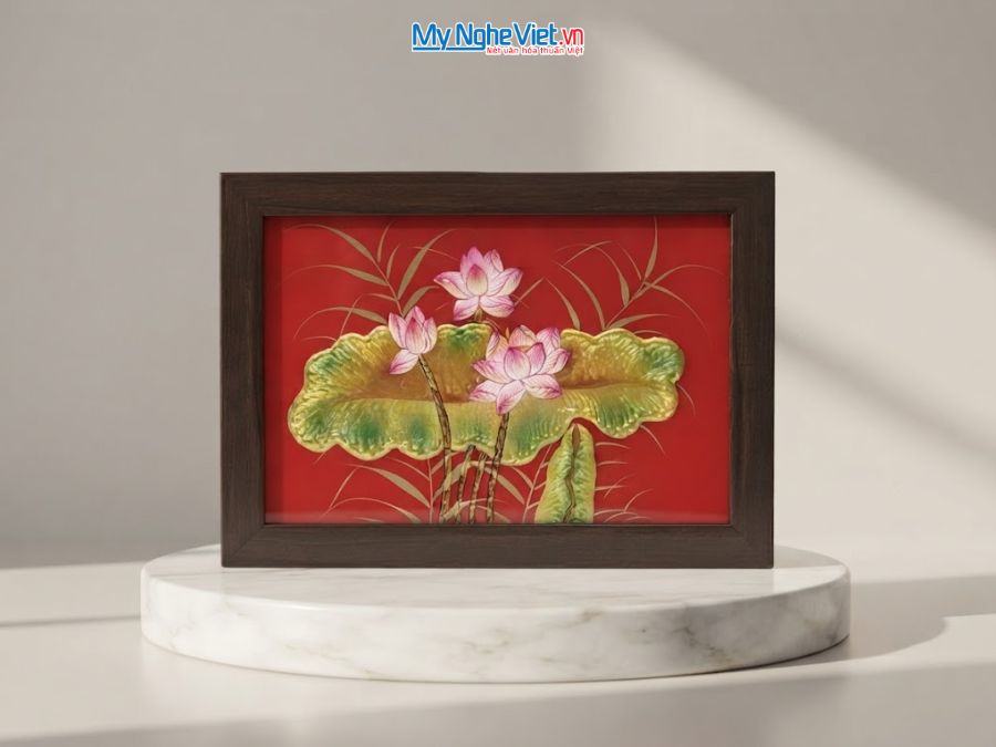 Tranh Sơn Mài Hoa Sen Đắp Nổi Nền Đỏ 25x35cm TSM236/1