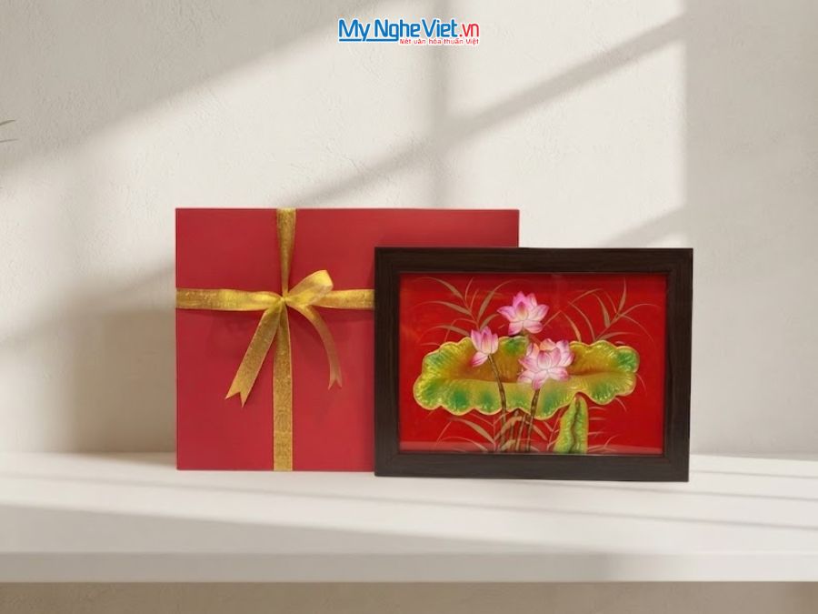 Tranh Sơn Mài Hoa Sen Đắp Nổi Nền Đỏ 25x35cm TSM236/1