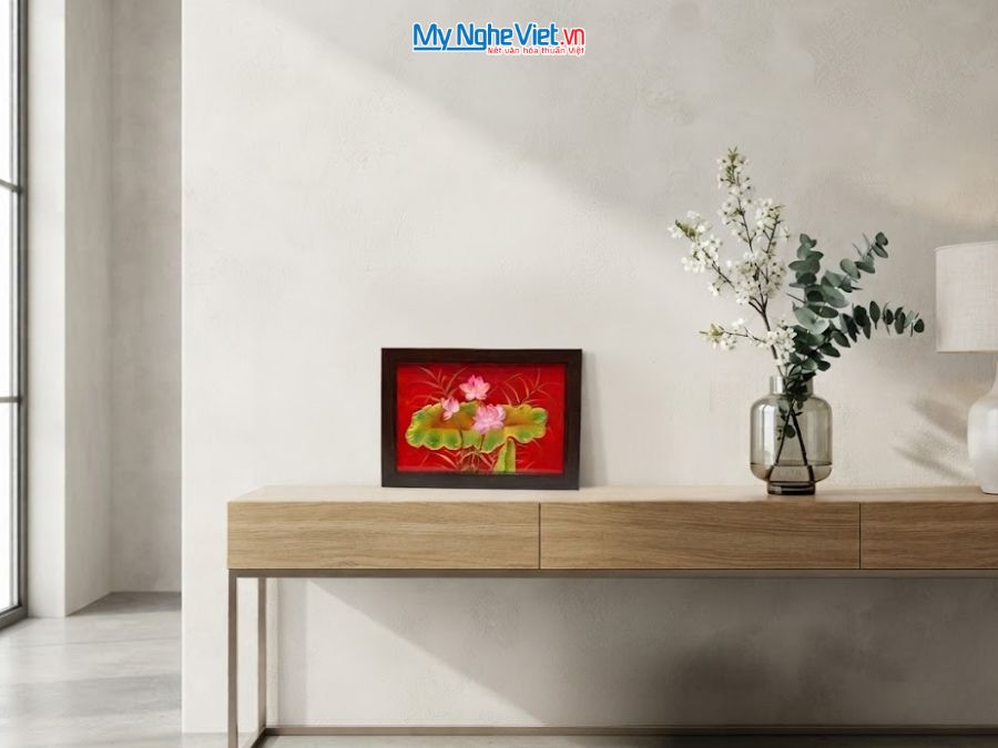 Tranh Sơn Mài Hoa Sen Đắp Nổi Nền Đỏ 25x35cm TSM236/1