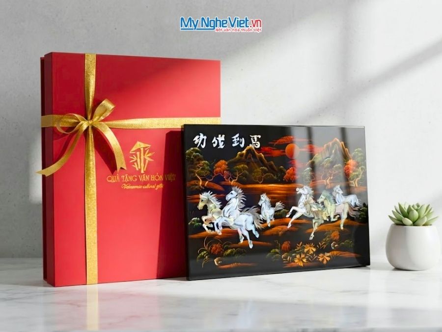 Tranh Sơn Mài Mã Đáo Thành Công Cẩn Ốc Chìm Nền Ấm 30x40cm TSM343-2