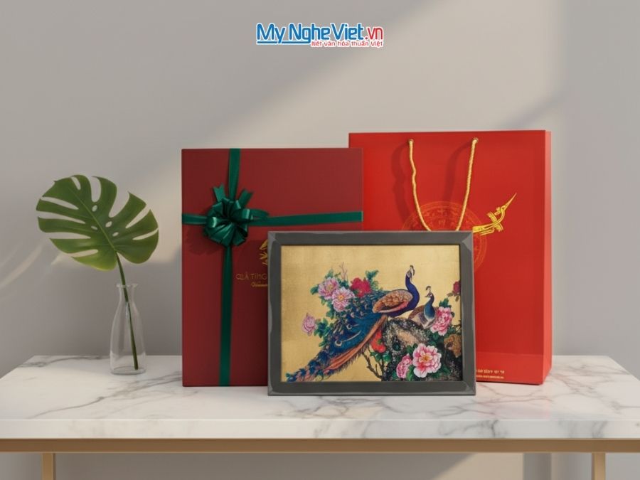 Tranh sơn mài dát bạc vẽ chim công TBL34/17K3-2